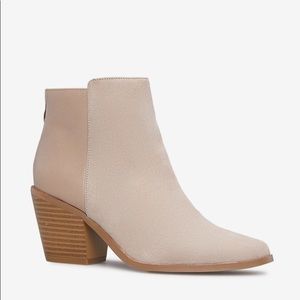 HPx2 Super cute block heel booties 🥰